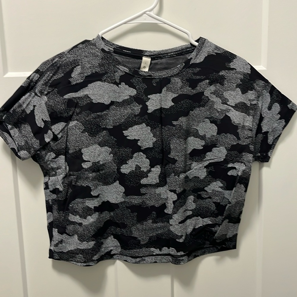 Lululemon lightweight cotton, cropped tee. Black camo design. Sz 6
